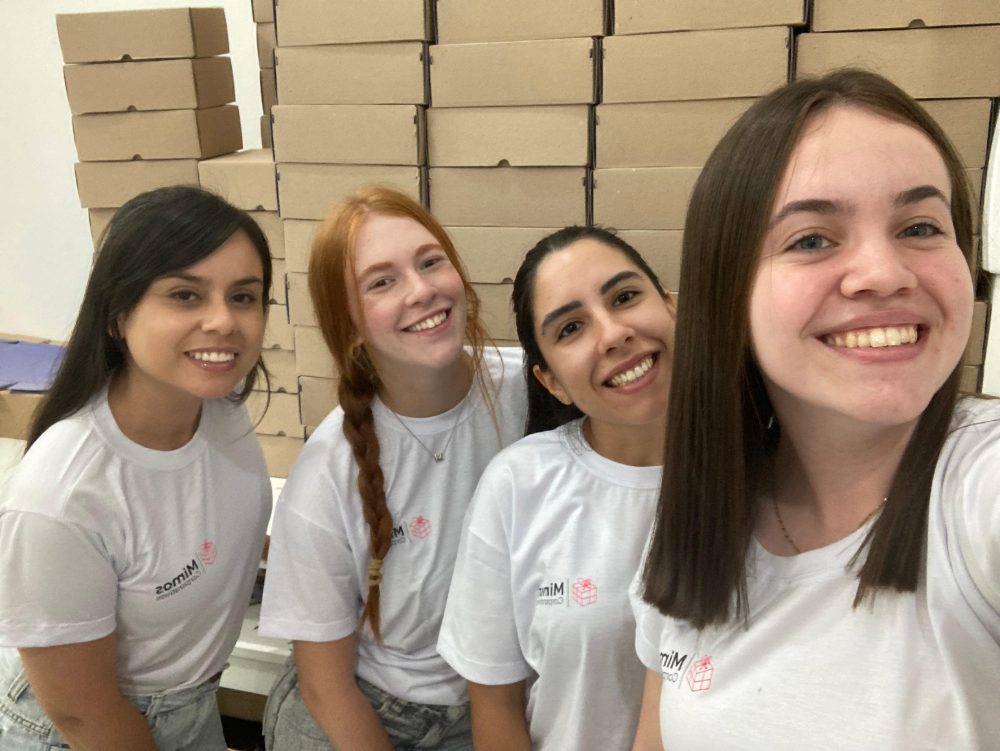 Equipe da Mimos Corporativos na operação de montagem dos kits